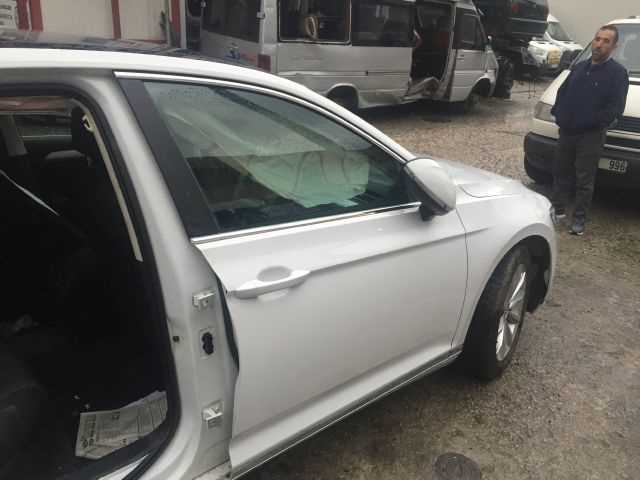 Volkswagen Passat 2016-2018 Çıkma Yedek Sag Ön Kapı Beyaz